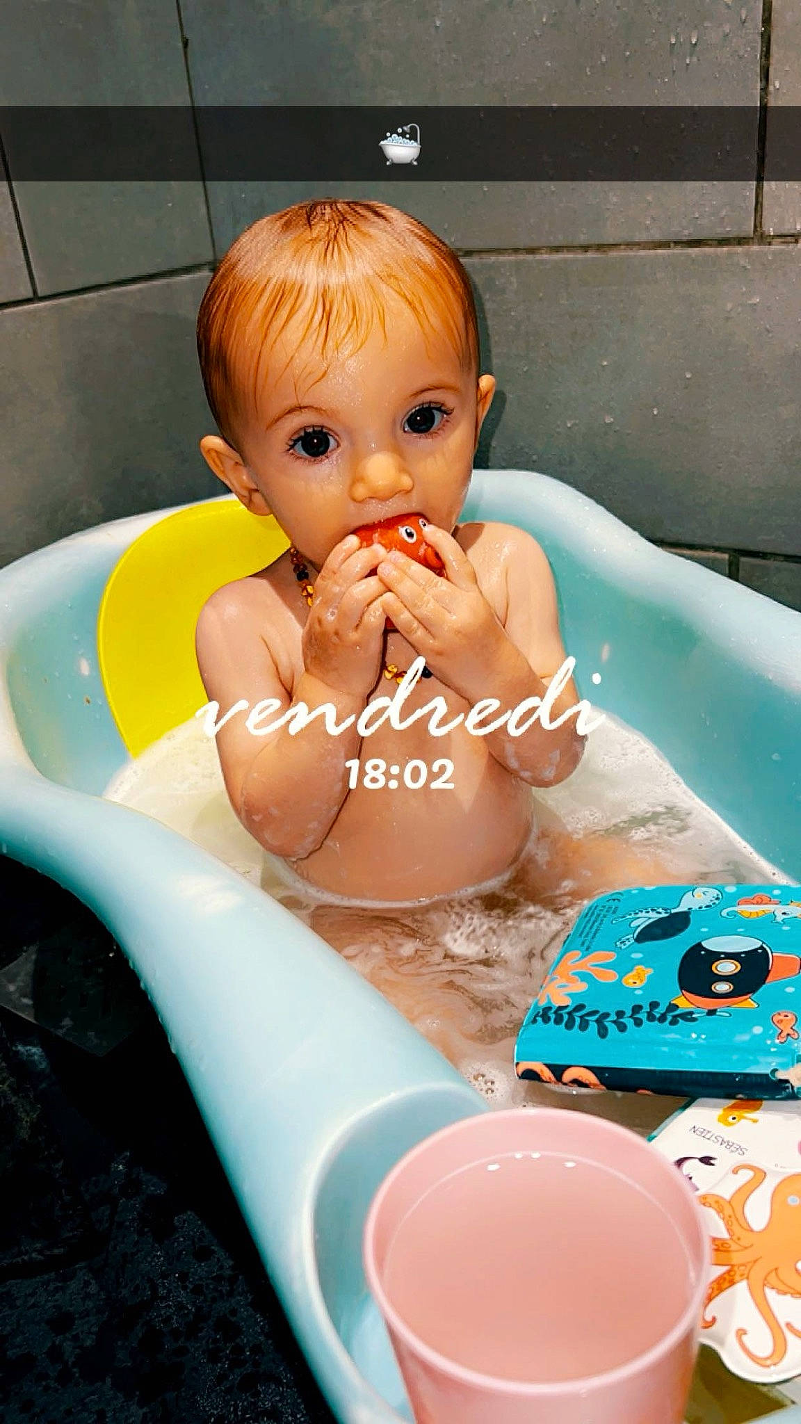 Charlotte a rejoint le concours — aidez-le/la à gagner de superbes lots ! arm, baby, baby_bathing, baby_playing_with_toys, baby_products, bathing, child, drinkware, finger, fun, hand, leisure, nail, person, pink, product, sitting, skin, thigh, toddler