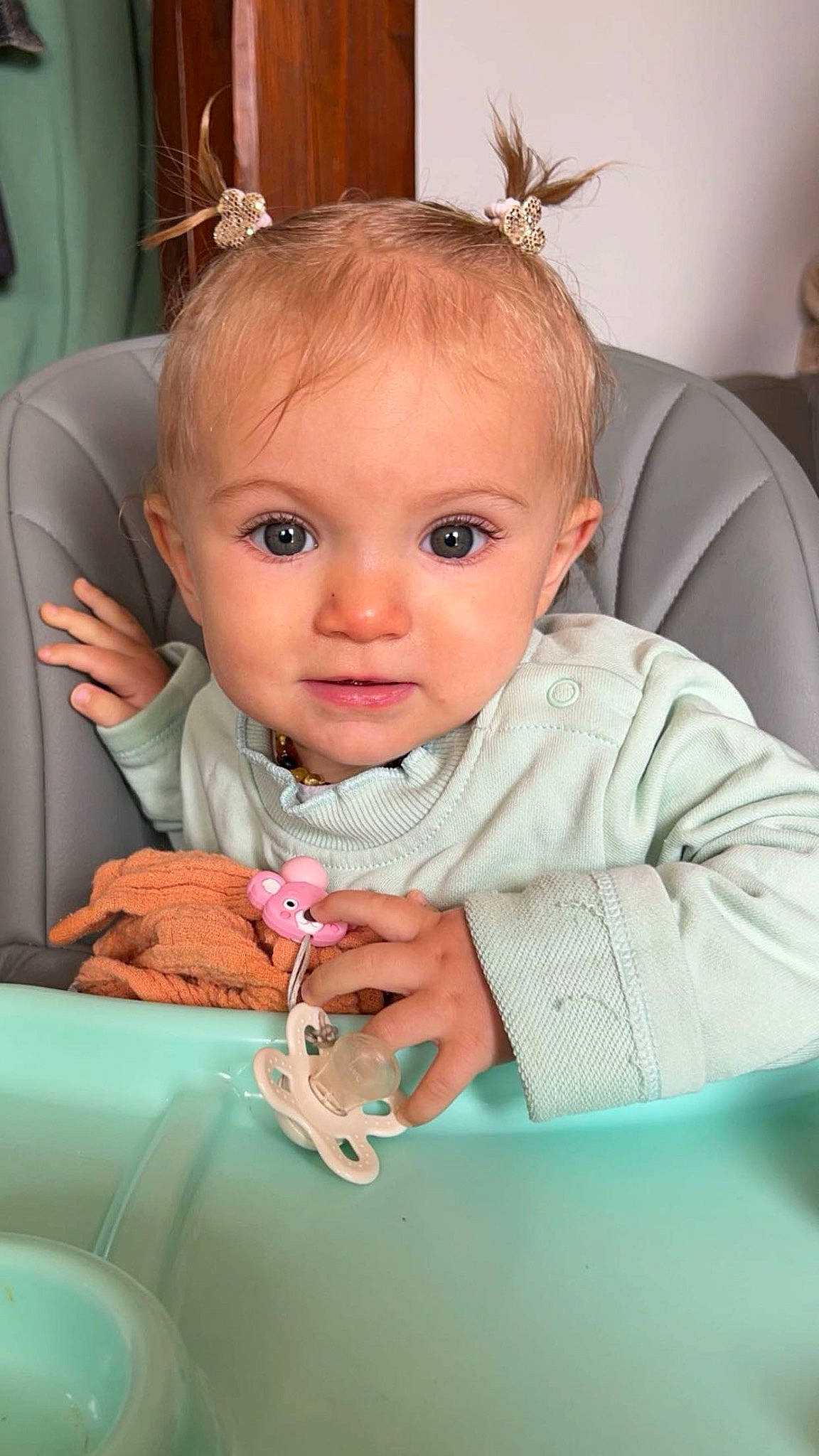 Charlotte participe au concours pour gagner de l'argent avec cette photo : baby, baby_toddler_clothing, cheek, child, chin, comfort, ear, eye, eyebrow, eyelash, facial_expression, finger, hand, happy, iris, mouth, nose, person, pink, skin