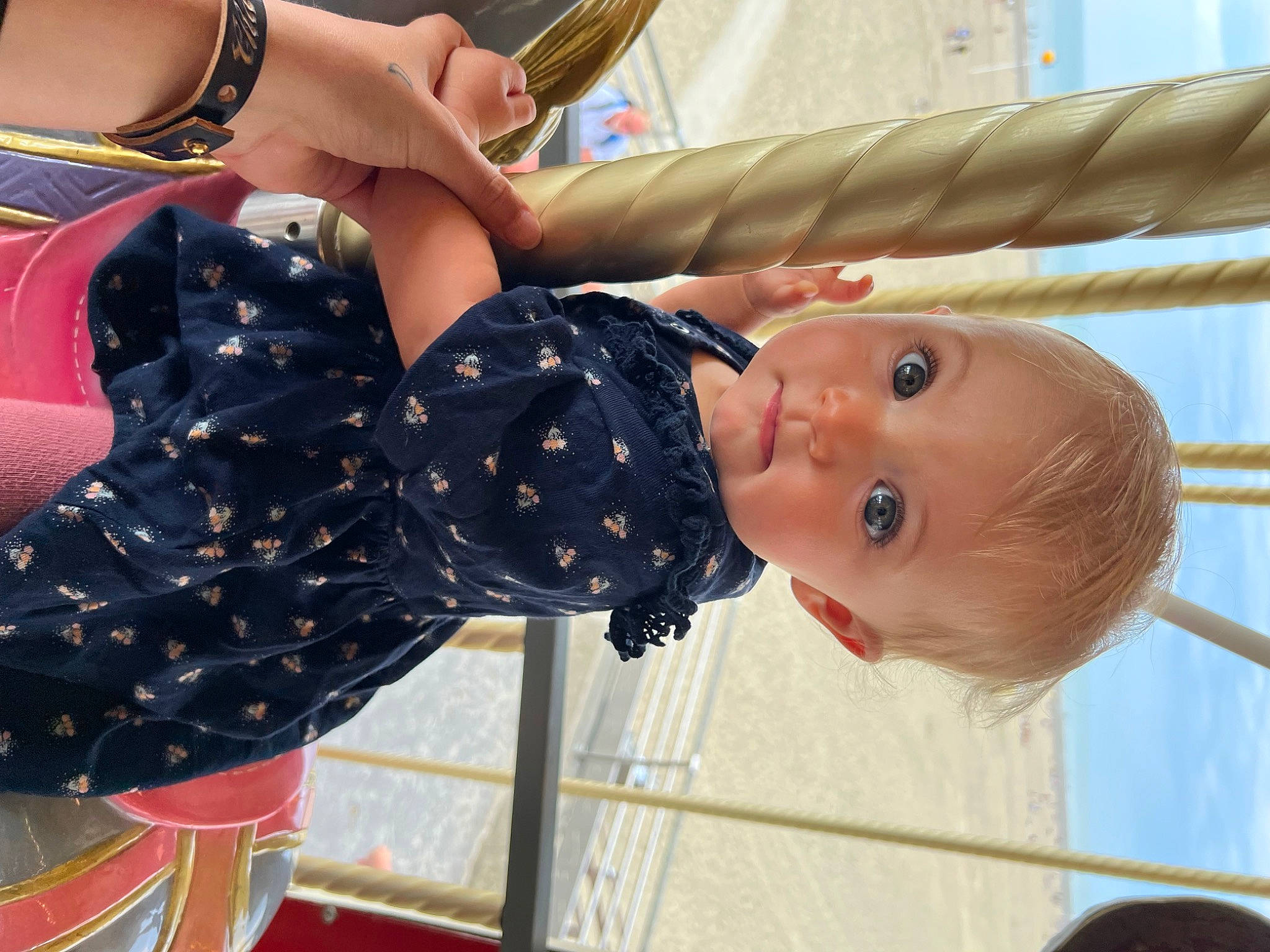 Charlotte a rejoint le concours — aidez-le/la à gagner de superbes lots ! baby, baby_toddler_clothing, child, elbow, fashion_accessory, fun, gesture, happy, leisure, nail, pattern, person, recreation, thumb, toddler, tree, vacation, waist, wrist