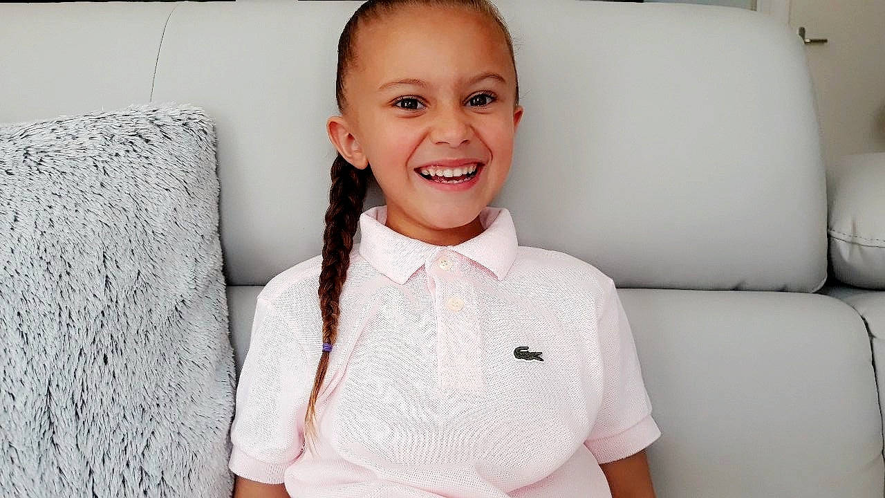 Esma participe au concours pour gagner de l'argent avec cette photo : arm, cheek, child, face, facial_expression, fashion_accessory, happy, head, joy, lip, neck, outerwear, person, pink, shirt, skin, sleeve, smile, toddler, tooth