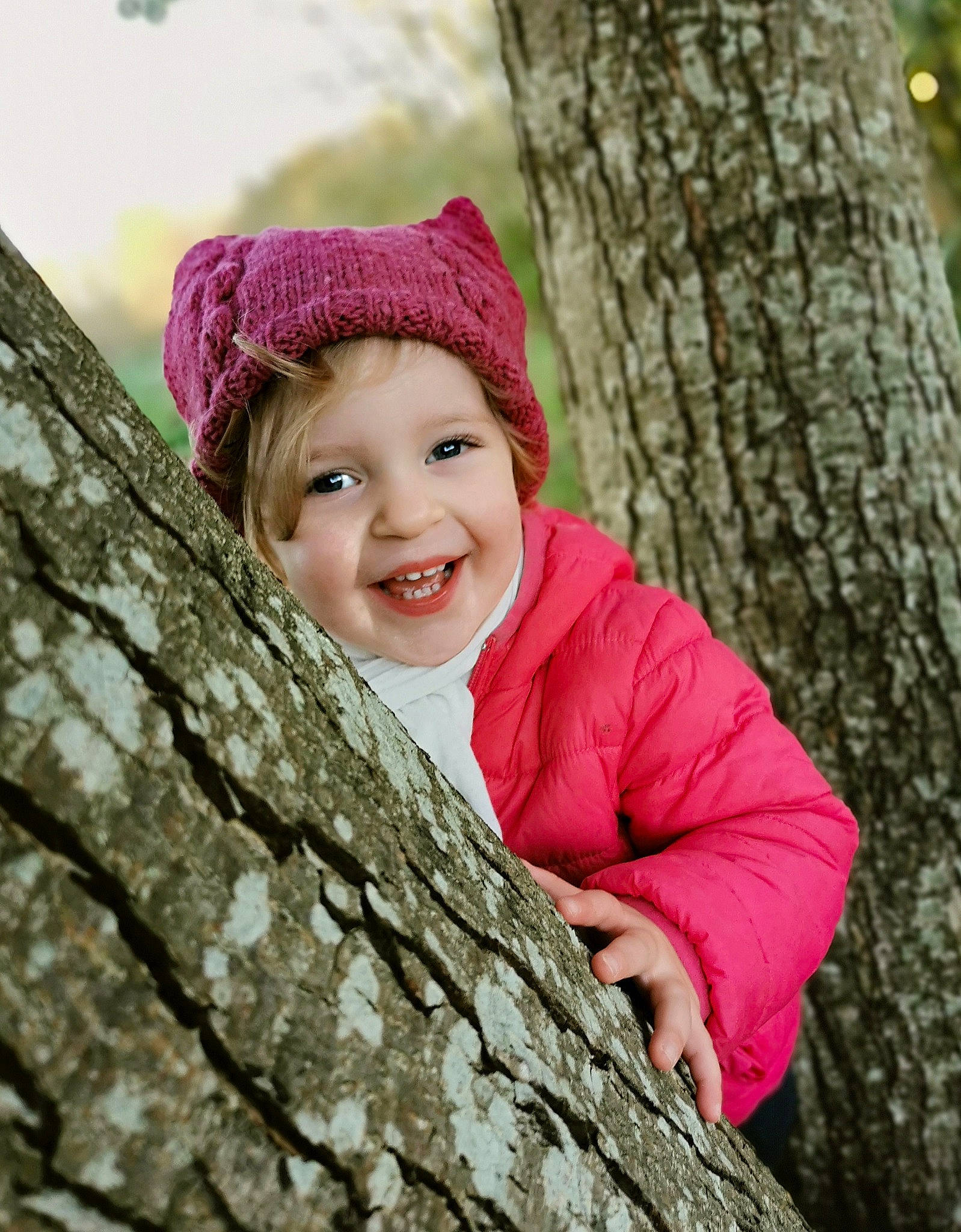 Ambre participe au concours pour gagner de l'argent avec cette photo : branch, cap, clothing, eye, face, flash_photography, grass, hair, happy, head, headwear, joy, leaf, lip, outerwear, people_in_nature, person, plant, skin, smile