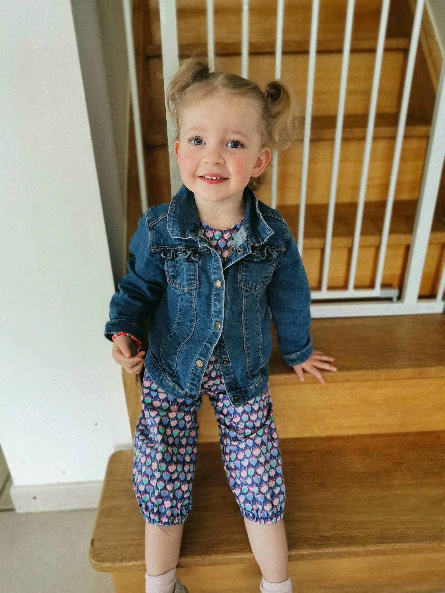 Ambre participe au concours pour gagner de l'argent avec cette photo : baby_toddler_clothing, clothing, dress, dress_shirt, face, floor, happy, human_body, iris, joy, leg, neck, person, shoulder, skin, sleeve, smile, standing, street_fashion, t_shirt