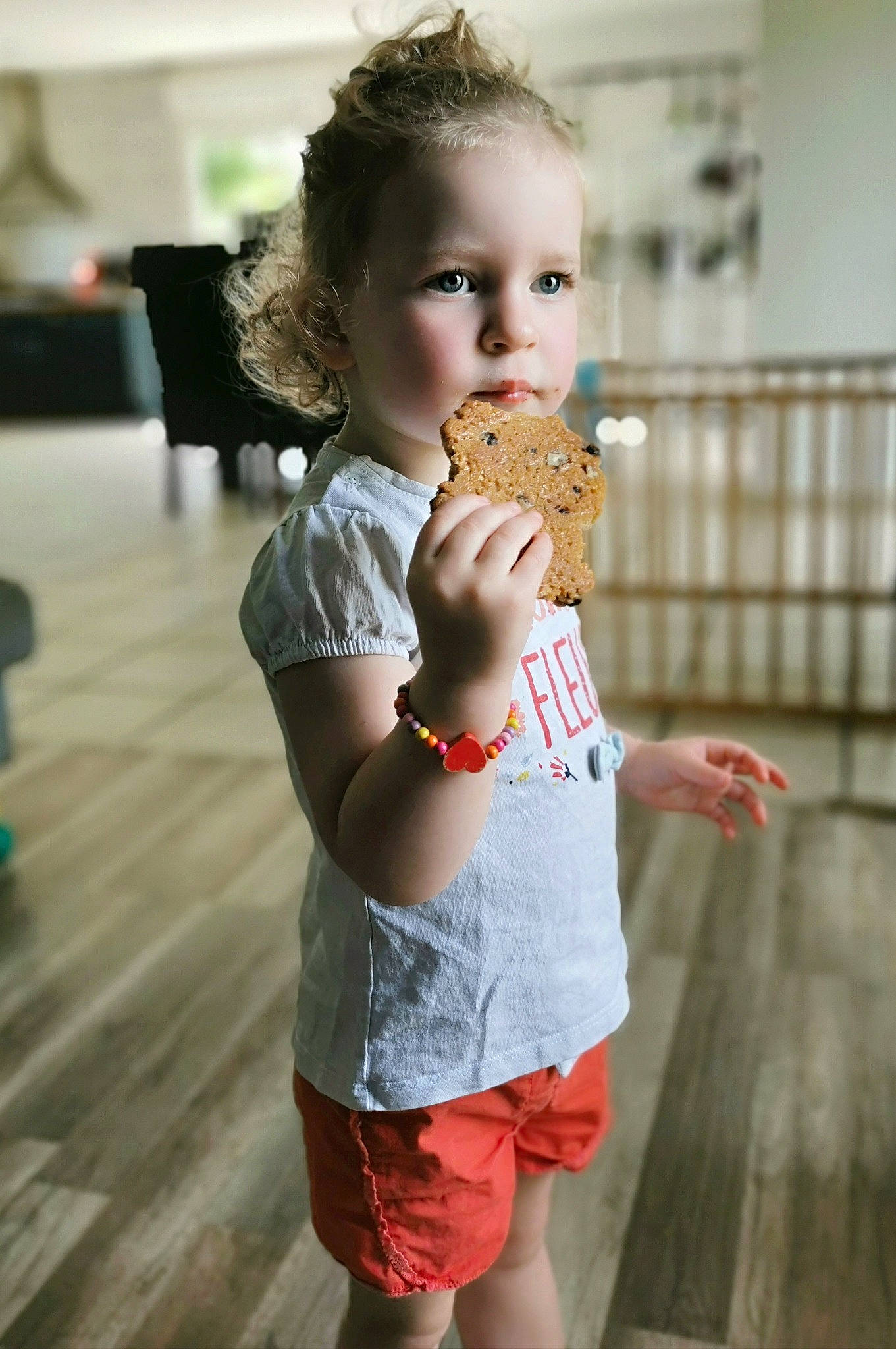 Ambre a rejoint le concours — aidez-le/la à gagner de superbes lots ! blond, brown_hair, child, dessert, eye, face, finger, food, gesture, happy, head, human_leg, joint, lip, person, recipe, shorts, skin, standing, summer