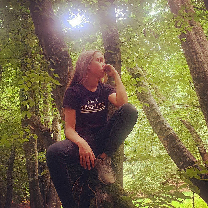 Lehna a rejoint le concours — aidez-le/la à gagner de superbes lots ! branch, ecoregion, flash_photography, forest, fun, grass, happy, knee, leg, leisure, long_hair, natural_landscape, people_in_nature, person, plant, sunlight, thigh, tints_and_shades, tree, trunk