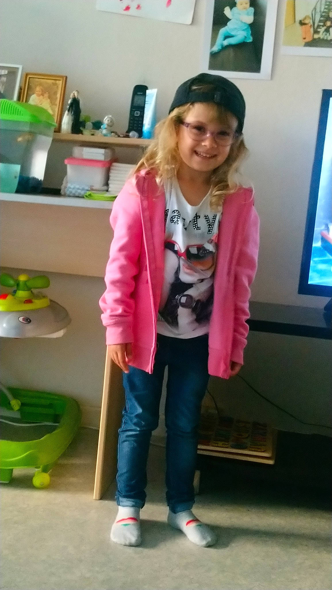 Melina participe au concours pour gagner de l'argent avec cette photo : blazer, child, clothing, jacket, jeans, joy, outerwear, person, pink, shoe, snapshot, standing