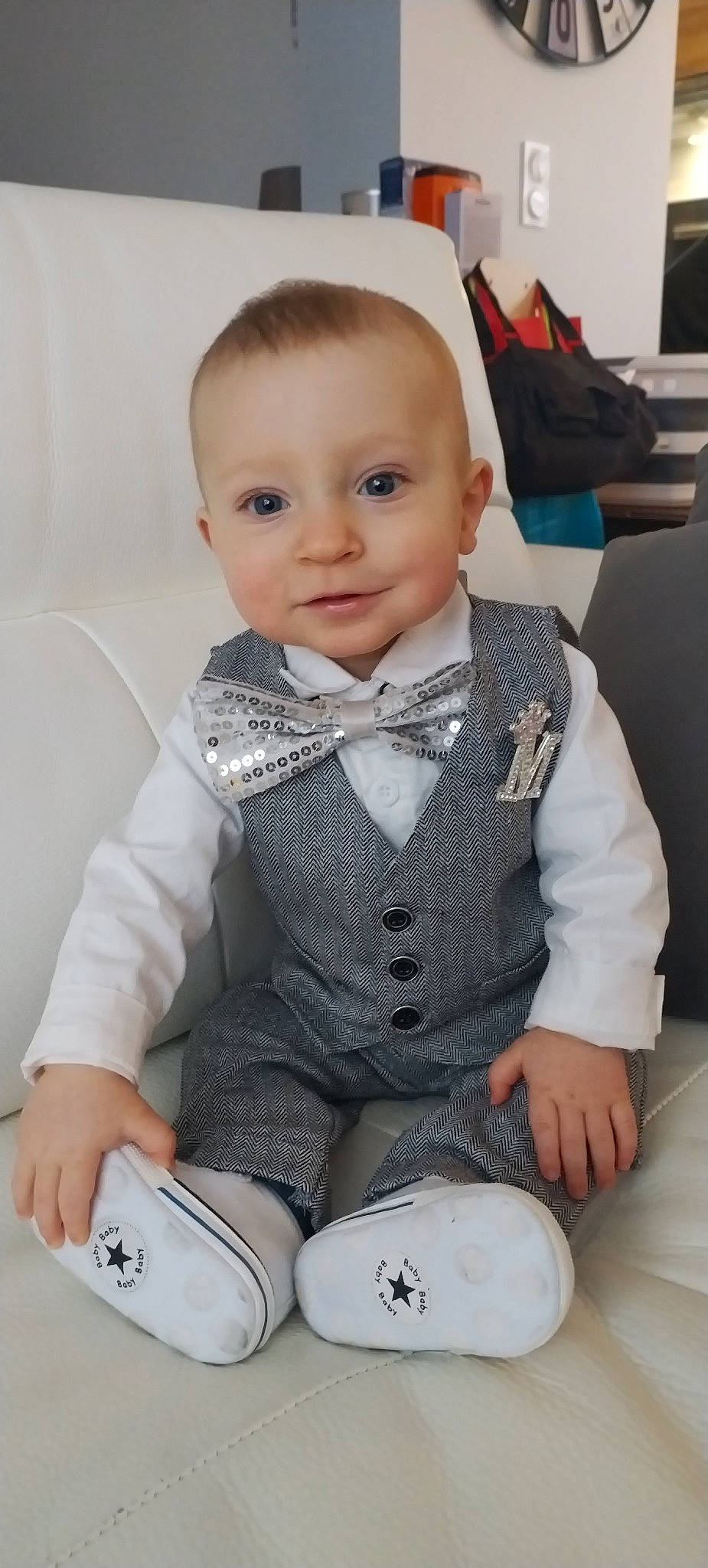 Malo participe au concours pour gagner de l'argent avec cette photo : baby, baby_toddler_clothing, blazer, bow_tie, button, chair, cheek, collar, dress, dress_shirt, eye, formal_wear, happy, person, skin, sleeve, smile, tie, toddler, white