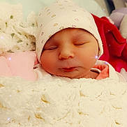 Margaux a rejoint le concours — aidez-le/la à gagner de superbes lots ! baby, blanket, child, cozy, cute, face, hat, indoors, infant, knitted, newborn, pastel, peaceful, pout, resting, sleeping, soft, sparkles, swaddled, warm