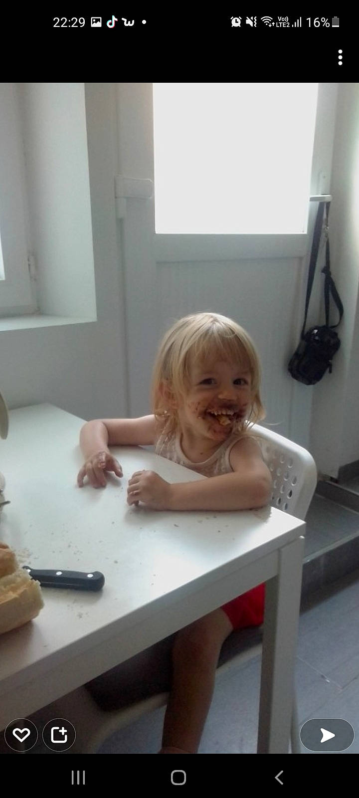 Vicky participe au concours pour gagner de l'argent avec cette photo : bathing, child, countertop, finger, floor, flooring, glass, happy, hardwood, joy, person, plate, plumbing, plumbing_fixture, room, sitting, smile, table, tableware, thumb