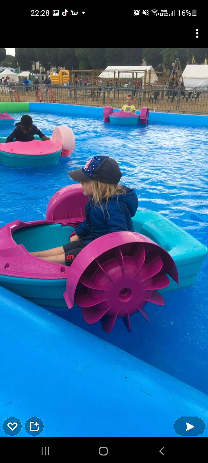 Vicky a rejoint le concours — aidez-le/la à gagner de superbes lots ! aqua, automotive_wheel_system, azure, blue, boat, boats_and_boating_equipment_and_supplies, fun, hat, headgear, leisure, magenta, outdoor_recreation, person, personal_protective_equipment, recreation, red, swimming_pool, travel, under_exposed, vehicle