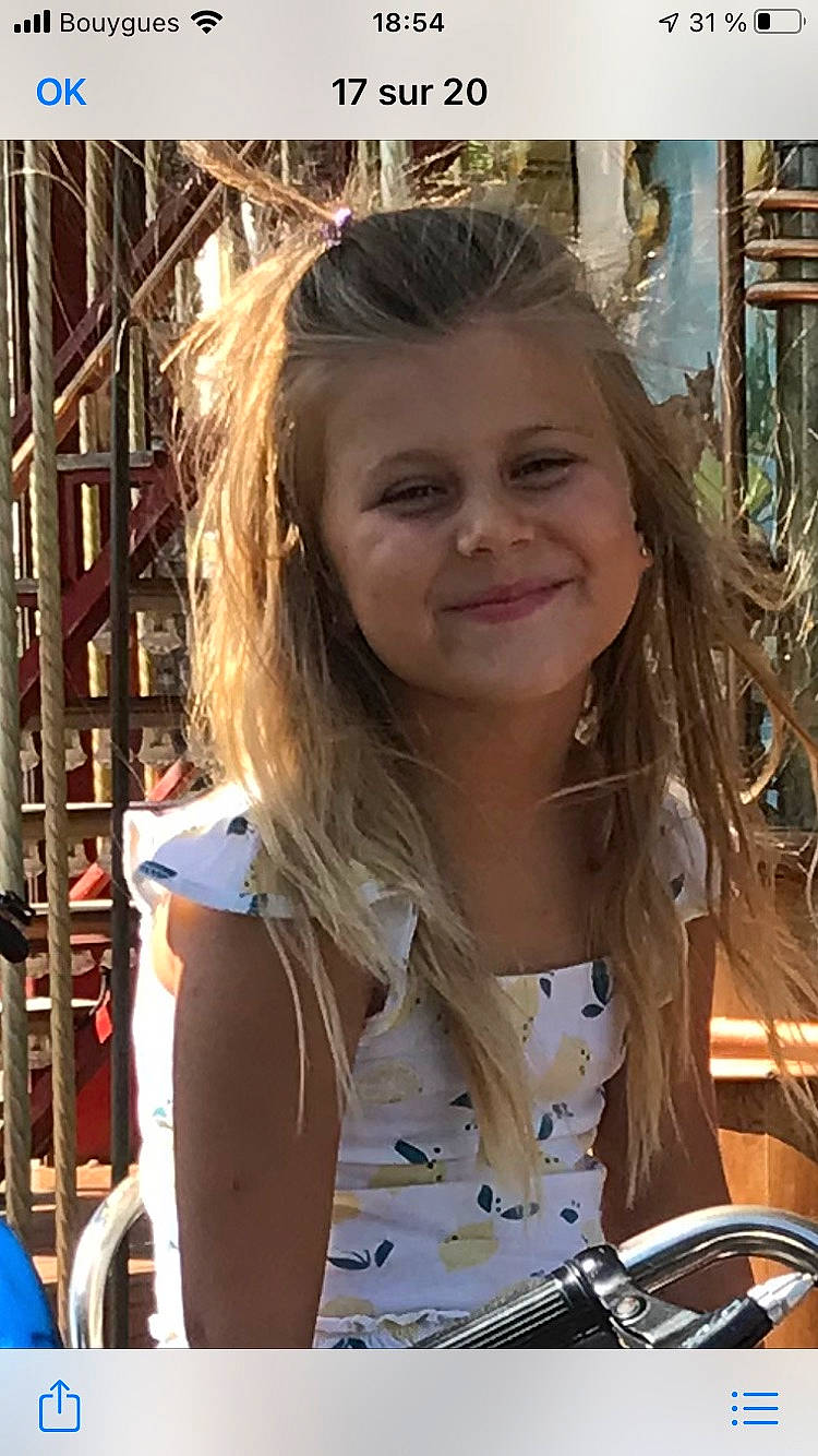 Axelle a rejoint le concours — aidez-le/la à gagner de superbes lots ! beauty, chin, cool, eyewear, facial_expression, fun, hairstyle, happy, joy, layered_hair, light, lip, long_hair, musical_instrument, person, photograph, skin, smile, snapshot, street_fashion