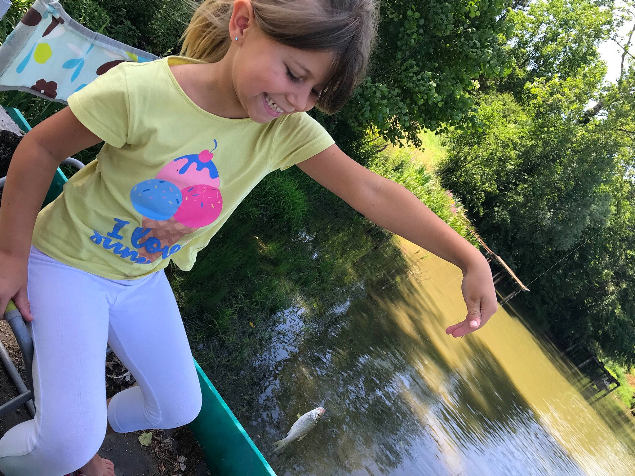Axelle participe au concours pour gagner de l'argent avec cette photo : electric_blue, fun, gesture, grass, green, happy, human_leg, joy, lawn, leisure, people_in_nature, person, plant, recreation, sportswear, summer, sunglasses, t_shirt, thigh, tree