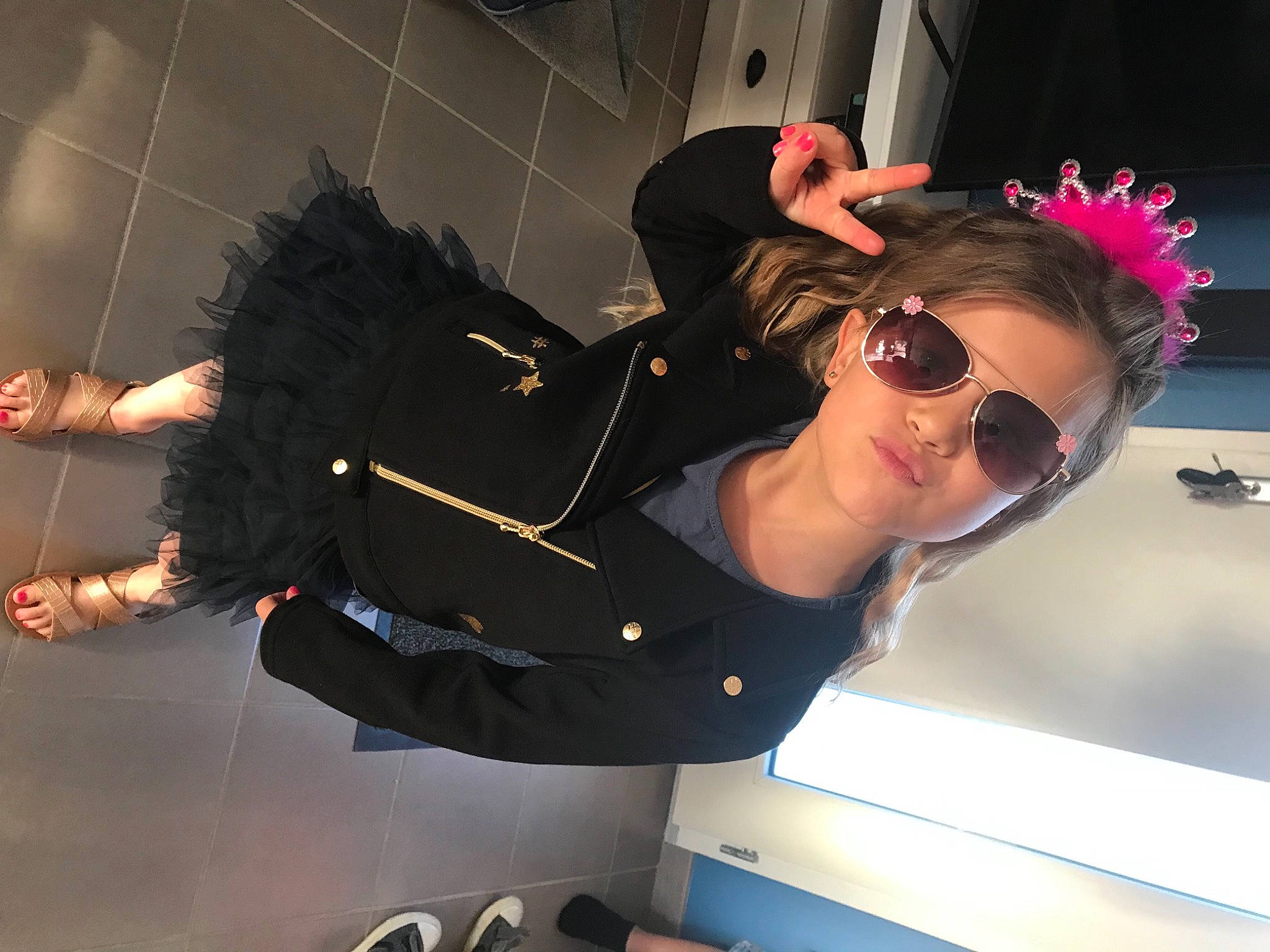 Axelle participe au concours pour gagner de l'argent avec cette photo : arm, automotive_design, elbow, entertainment, event, eyewear, fashion_design, flash_photography, fun, goggles, knee, leisure, luxury_vehicle, performance, person, personal_protective_equipment, sunglasses, thigh, vision_care, waist