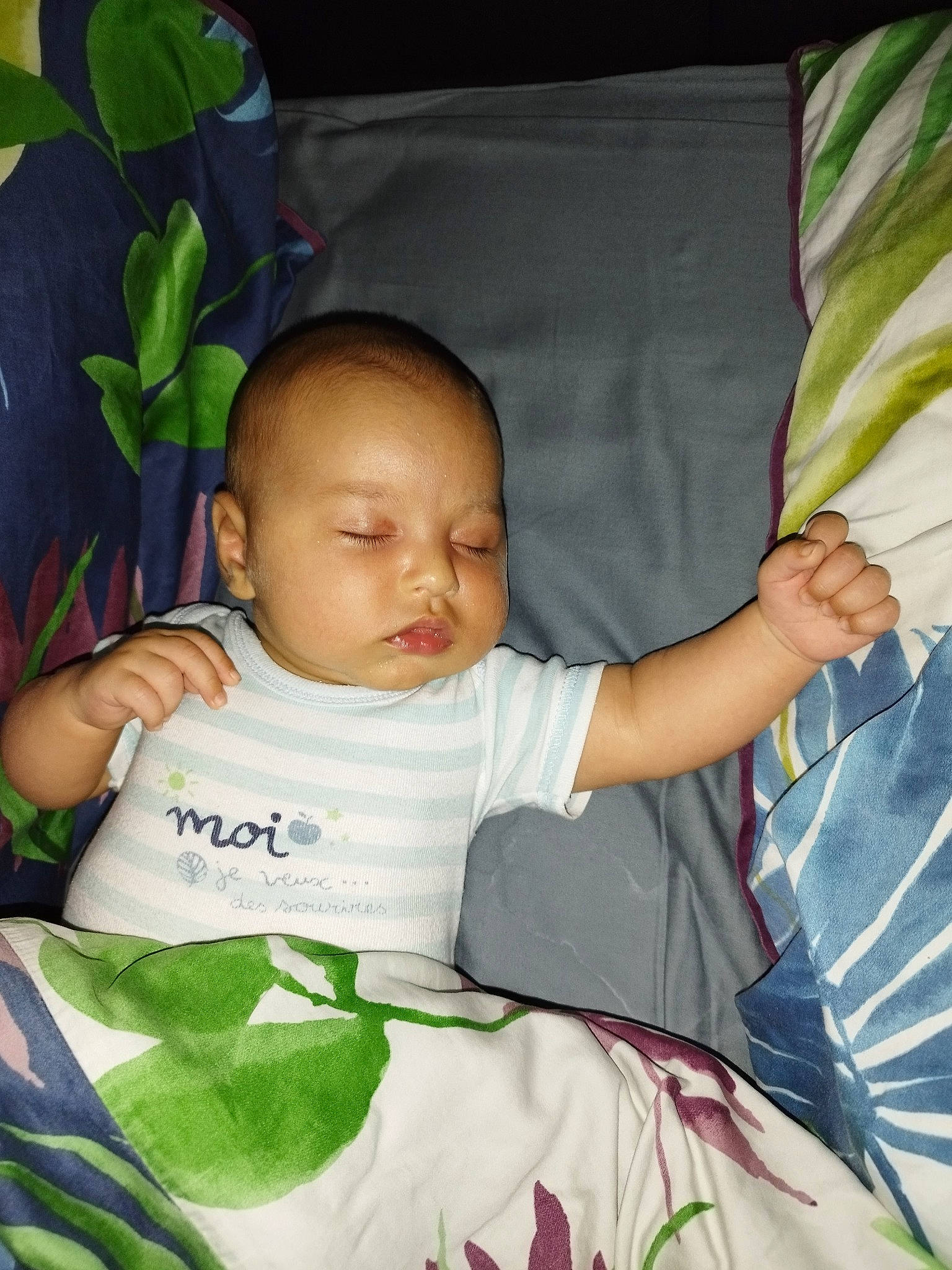 Owen a rejoint le concours — aidez-le/la à gagner de superbes lots ! baby, baby_products, baby_toddler_clothing, black, chair, cheek, child, comfort, finger, grass, hand, happy, head, human_body, person, plant, sitting, skin, sleeve, t_shirt