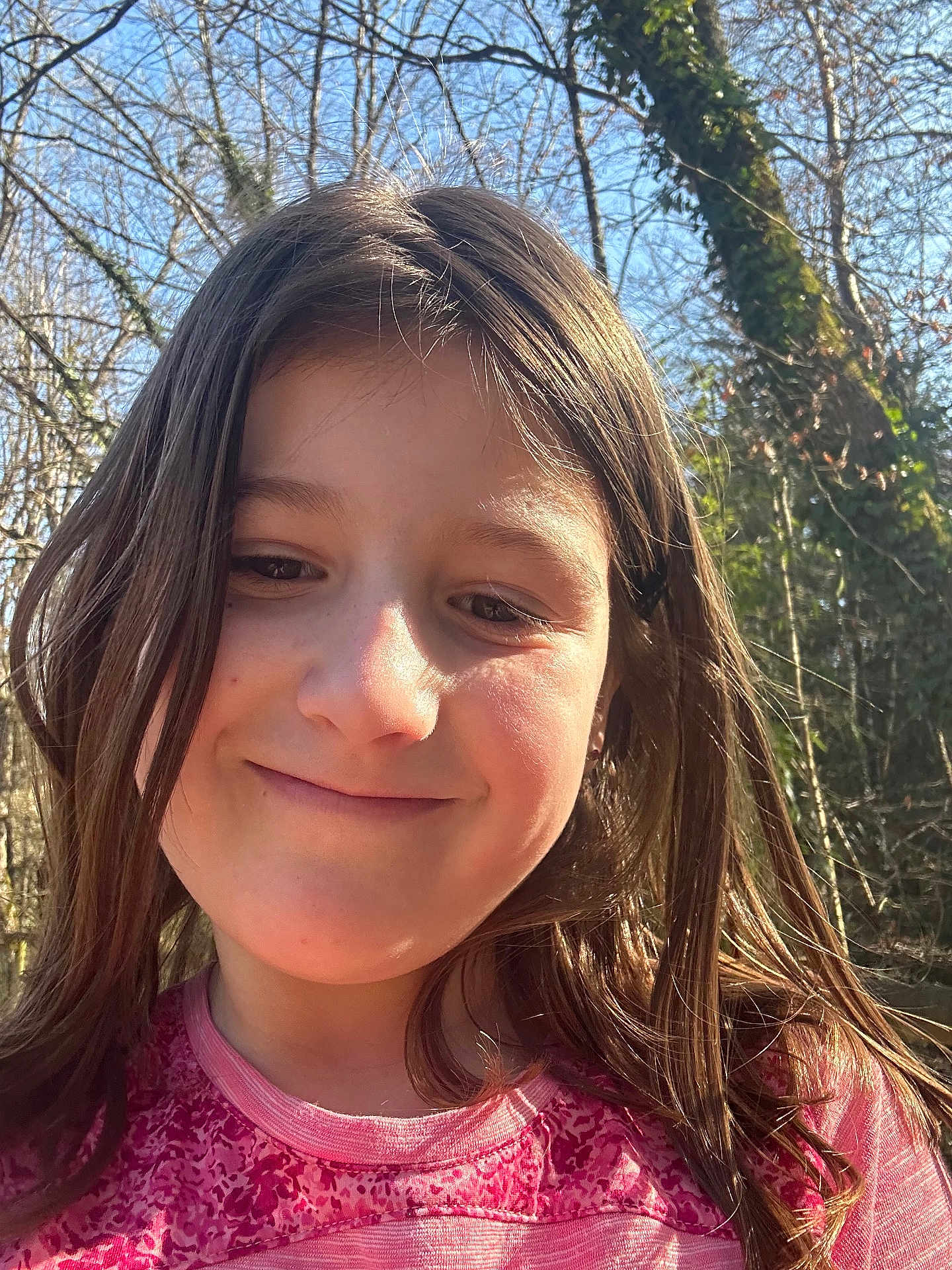 Leïa a rejoint le concours — aidez-le/la à gagner de superbes lots ! child, girl, smile, long_hair, outdoor, sunlight, trees, nature, forest, face, portrait, happy, casual_clothing, daylight, young, person, blue_sky, sunny, background, leisure