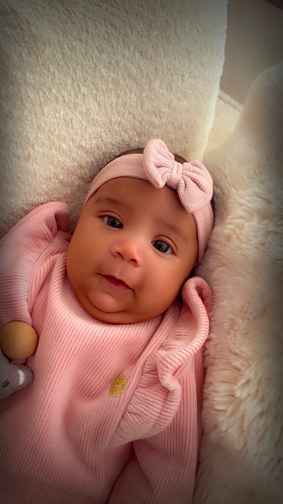 Livia a rejoint le concours — aidez-le/la à gagner de superbes lots ! baby, infant, pink_clothing, headband, bow, blanket, soft_texture, cute, portrait, face, child, newborn, cozy, indoors, closeup, adorable, smile, warm, resting, young