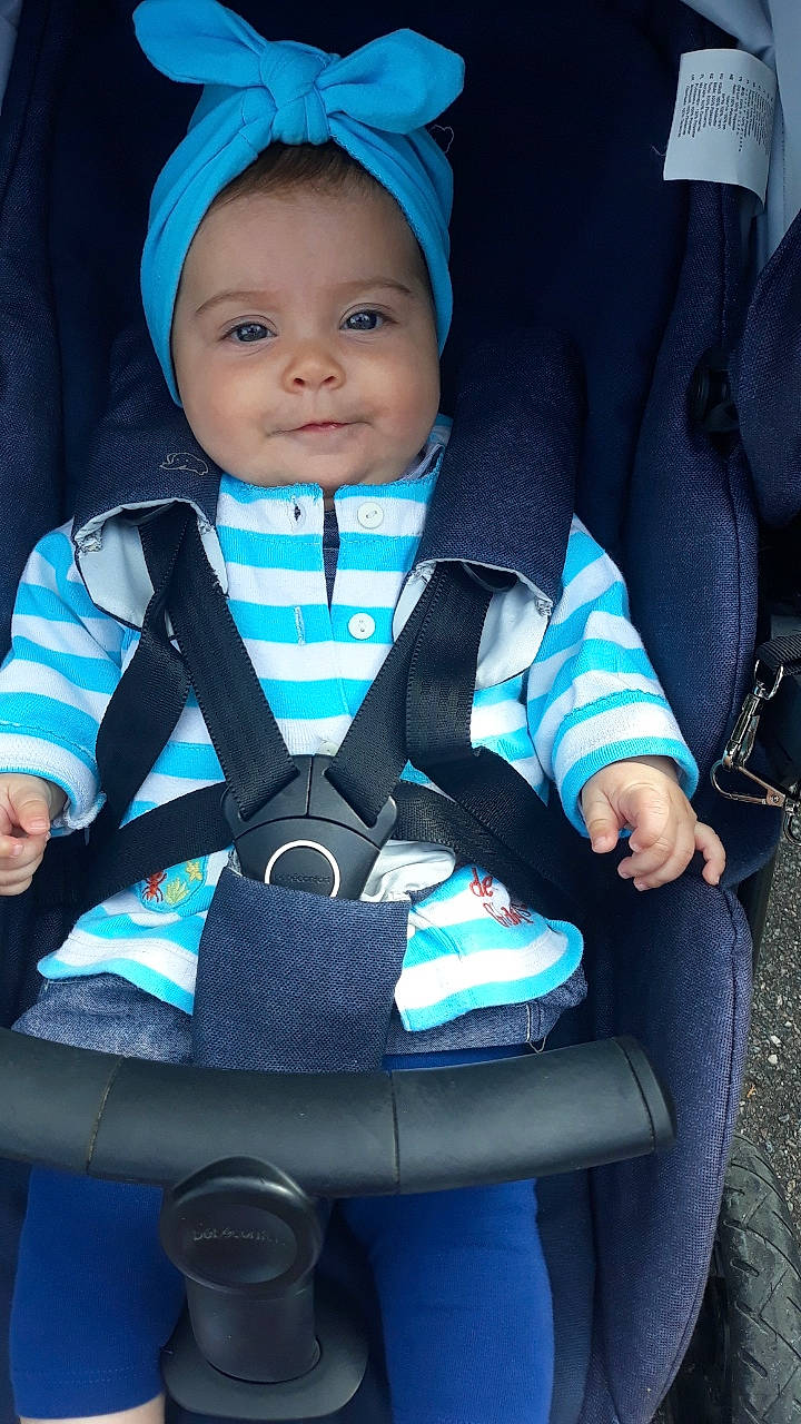 Lily-rose participe au concours pour gagner de l'argent avec cette photo : auto_part, azure, baby, baby_carriage, baby_in_car_seat, baby_products, baby_toddler_clothing, beauty, blue, cap, child, comfort, electric_blue, face, fashion_accessory, headwear, joy, person, personal_protective_equipment, product