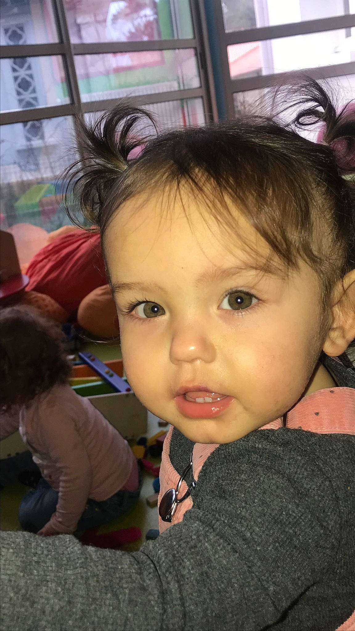 Inaya participe au concours pour gagner de l'argent avec cette photo : audio_equipment, bangs, black_hair, brown_hair, cheek, child, chin, close_up, ear, eyebrow, eyelash, forehead, fun, happy, iris, lip, mouth, nose, person, skin