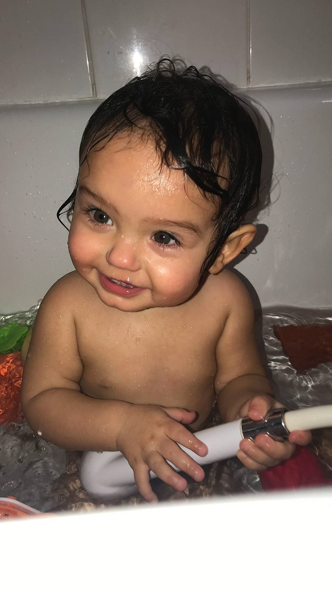 Inaya a rejoint le concours — aidez-le/la à gagner de superbes lots ! arm, cheek, chin, eyebrow, face, facial_expression, flash_photography, gesture, hair, hand, happy, head, iris, joy, lip, mouth, muscle, nose, organ, person