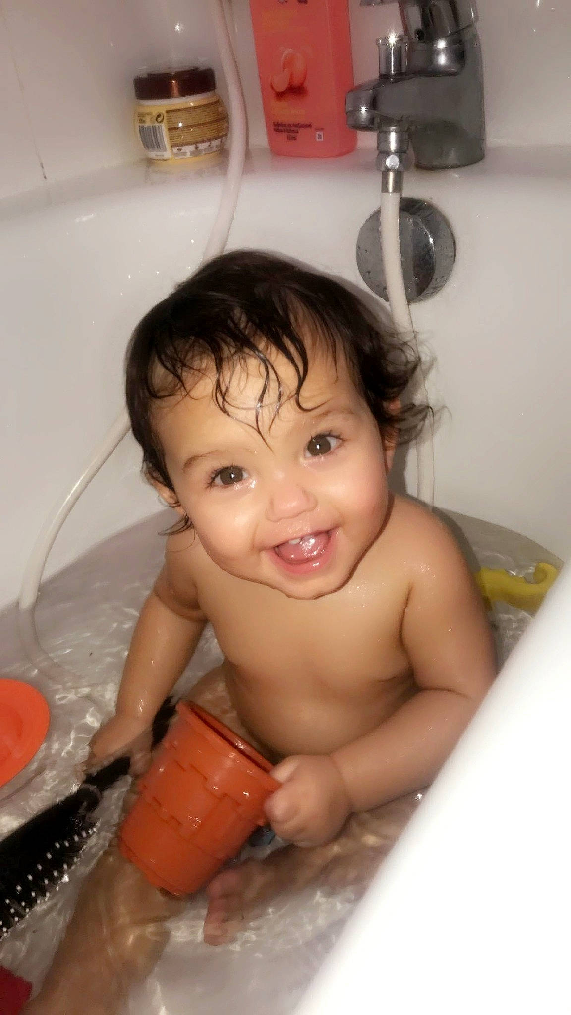Inaya participe au concours pour gagner de l'argent avec cette photo : baby_bathing, bathing, bathroom, bathtub, chest, finger, fluid, fun, hand, happy, joy, muscle, nose, person, plumbing, plumbing_fixture, skin, smile, tap, thumb