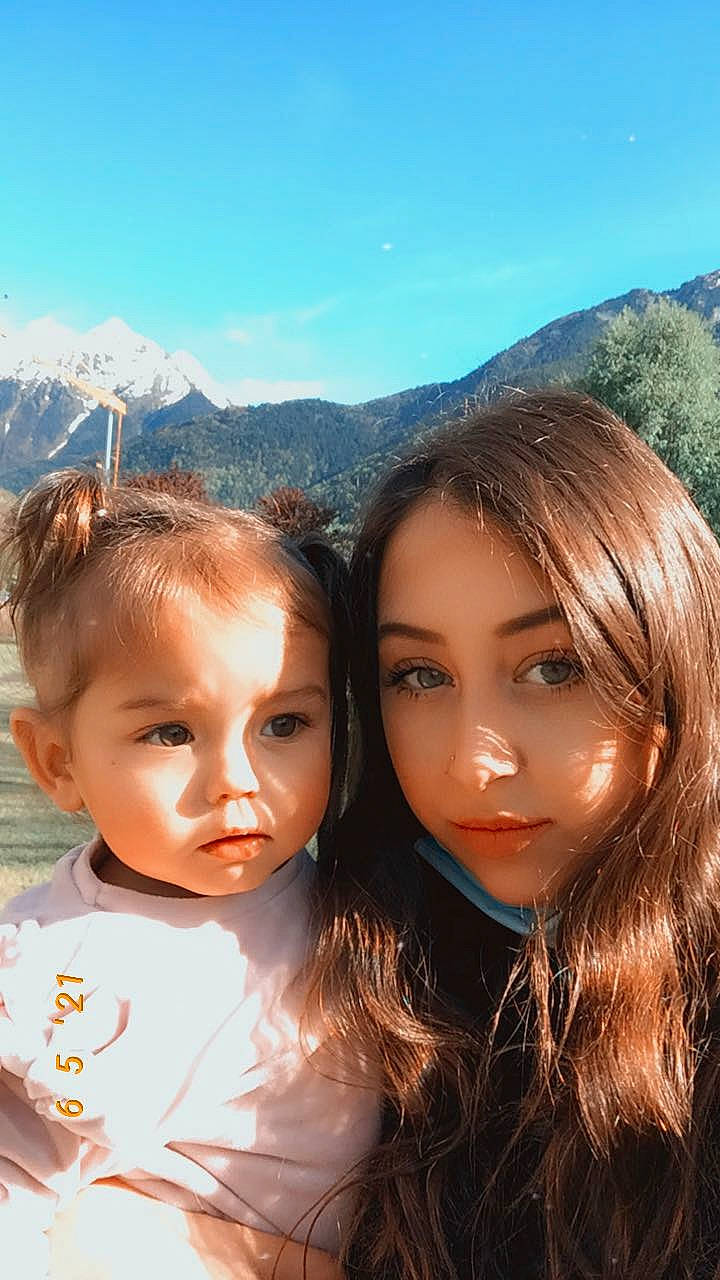 Inaya participe au concours pour gagner de l'argent avec cette photo : chin, eyelash, face, flash_photography, fun, grass, hairstyle, happy, iris, light, lip, mammal, mountain, nose, people_in_nature, person, skin, sky, sunlight, travel