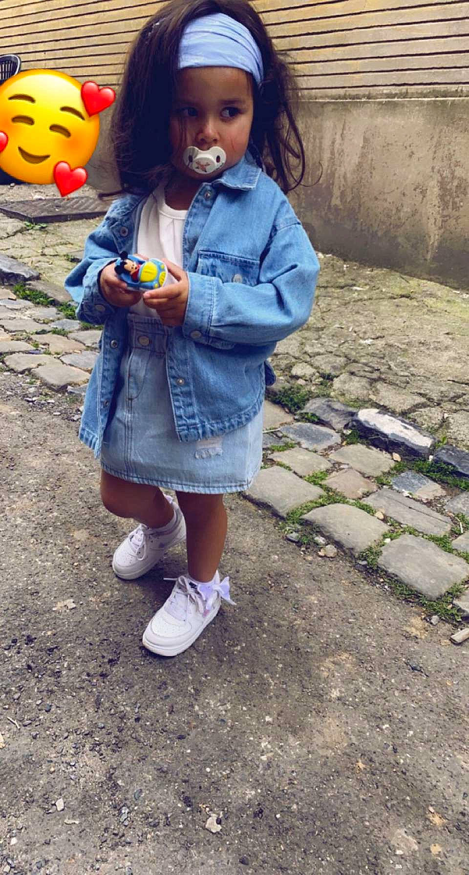 Neyla participe au concours pour gagner de l'argent avec cette photo : baby_toddler_clothing, calabaza, child, clothing, denim, electric_blue, footwear, happy, human_leg, joint, leg, person, public_space, pumpkin, shoe, sleeve, smile, sneakers, street_fashion, toddler