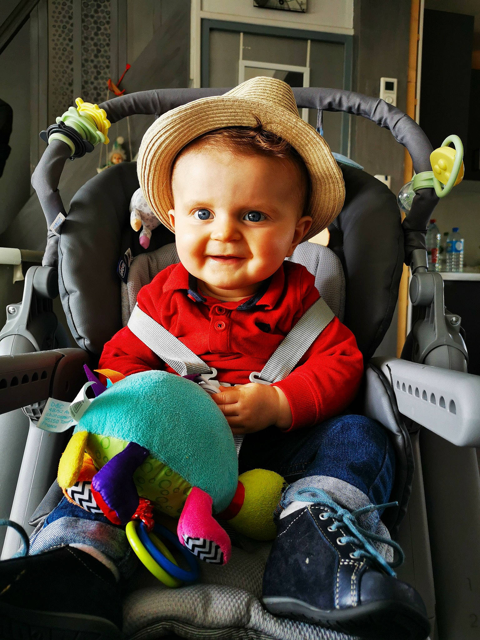 Hugo participe au concours pour gagner de l'argent avec cette photo : auto_part, baby, baby_in_car_seat, car_seat, cheek, child, fictional_character, fun, person, toddler, vacation