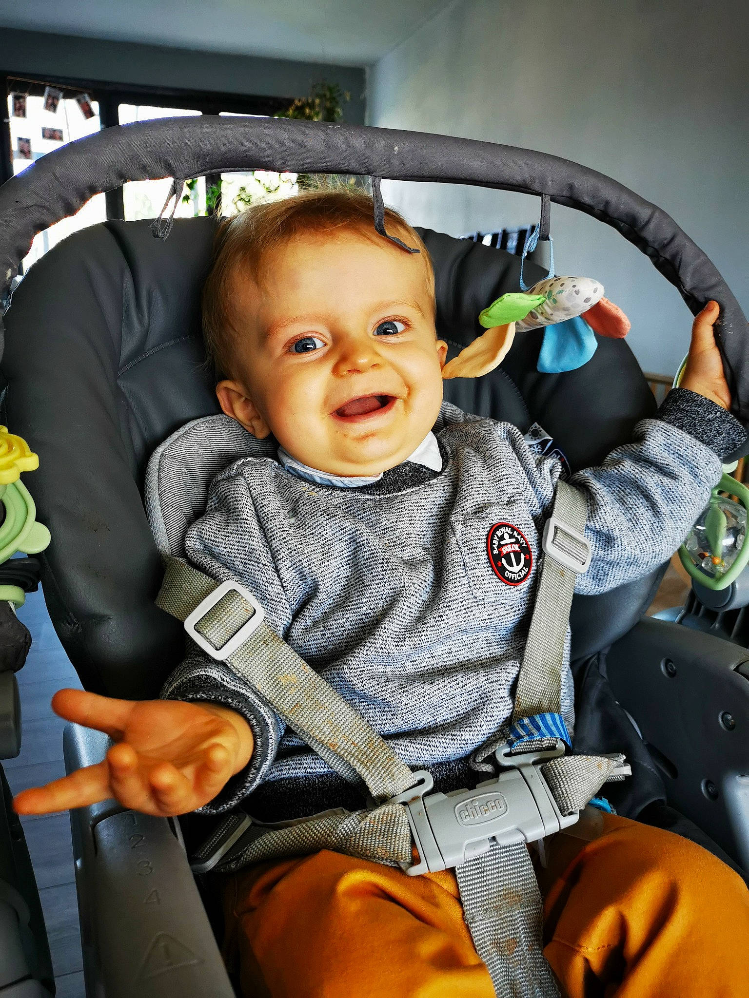 Hugo participe au concours pour gagner de l'argent avec cette photo : auto_part, baby, baby_carriage, baby_in_car_seat, baby_products, car_seat, child, family_car, joy, person, product, seat_belt, steering_wheel, toddler