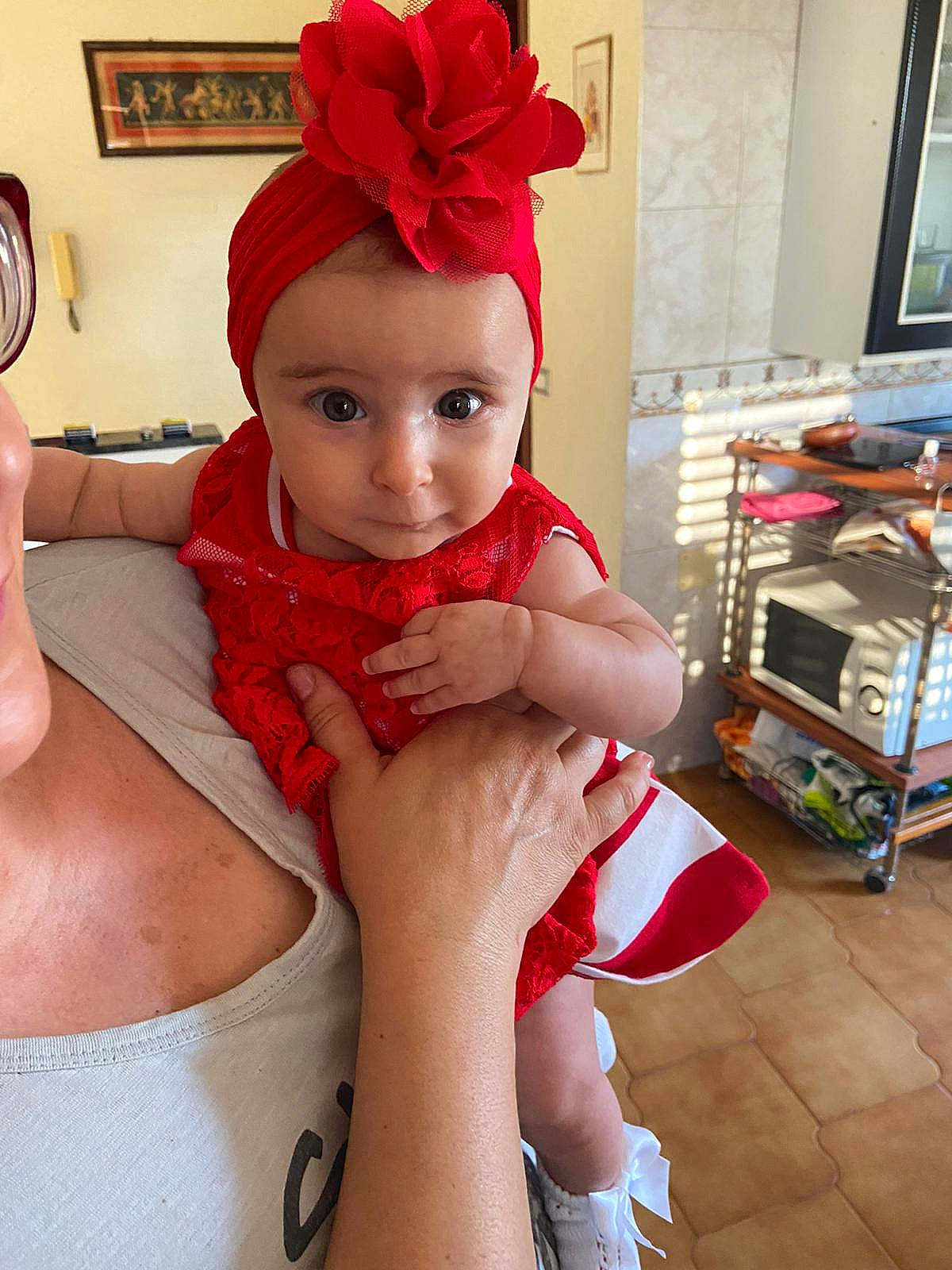 Anna a rejoint le concours — aidez-le/la à gagner de superbes lots ! arm, cheek, child, child_model, finger, hair_accessory, hand, head, headband, headgear, headpiece, headwear, leg, lip, muscle, nail, person, pink, red, skin