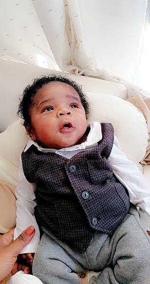 Leeroy participe au concours pour gagner de l'argent avec cette photo : baby, baby_products, baby_toddler_clothing, cheek, child, collar, comfort, eye, eyebrow, face, flash_photography, fur, happy, head, linens, pattern, person, sitting, skin, sleeve