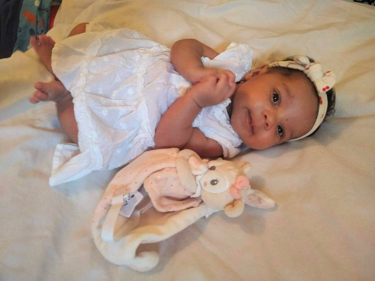 Serena a rejoint le concours — aidez-le/la à gagner de superbes lots ! baby, baby_products, baby_safety, baby_toddler_clothing, bedtime, cheek, child, comfort, eye, flooring, grass, happy, linens, person, portrait_photography, room, sitting, skin, toddler, toy