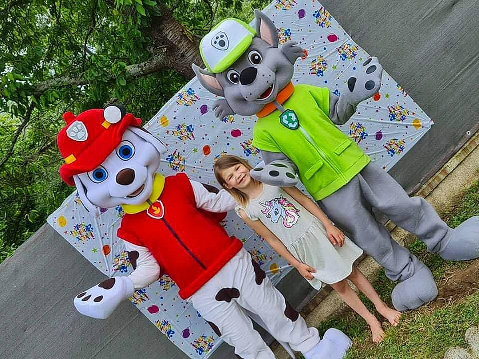 Lindsey participe au concours pour gagner de l'argent avec cette photo : art, carmine, child, costume, event, fictional_character, fun, grass, happy, hat, joy, lawn_ornament, leisure, mascot, person, plant, recreation, sandal, smile, t_shirt