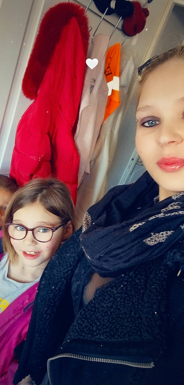 Lindsey participe au concours pour gagner de l'argent avec cette photo : chin, eye, eyebrow, eyelash, facial_expression, gesture, glasses, hairstyle, head, iris, lip, mouth, neck, organ, outerwear, person, skin, smile, social_group, textile