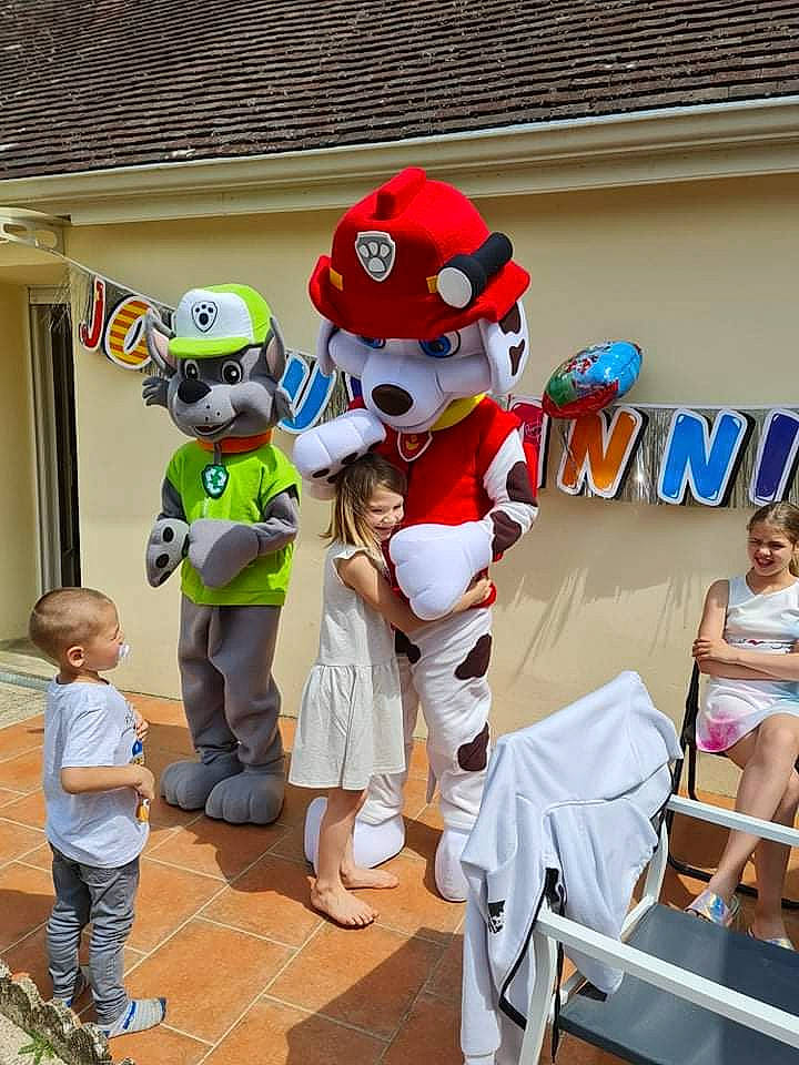 Lindsey participe au concours pour gagner de l'argent avec cette photo : animation, boot, child, community, costume, event, fictional_character, fun, hat, joy, leisure, mascot, person, recreation, room, sandal, shoe, shorts, sneakers, t_shirt