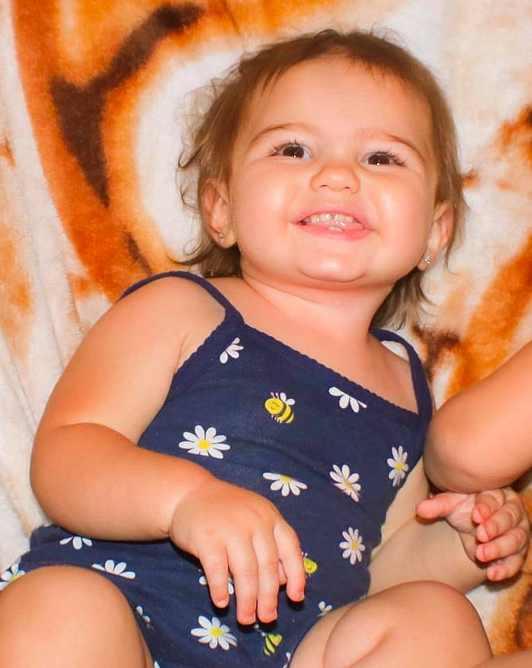 Kenzleigh is registered to the contest to win money with this photo: arm, cheek, chin, eye, face, hair, hand, head, human_body, iris, joy, lip, mouth, muscle, neck, nose, organ, person, product, skin