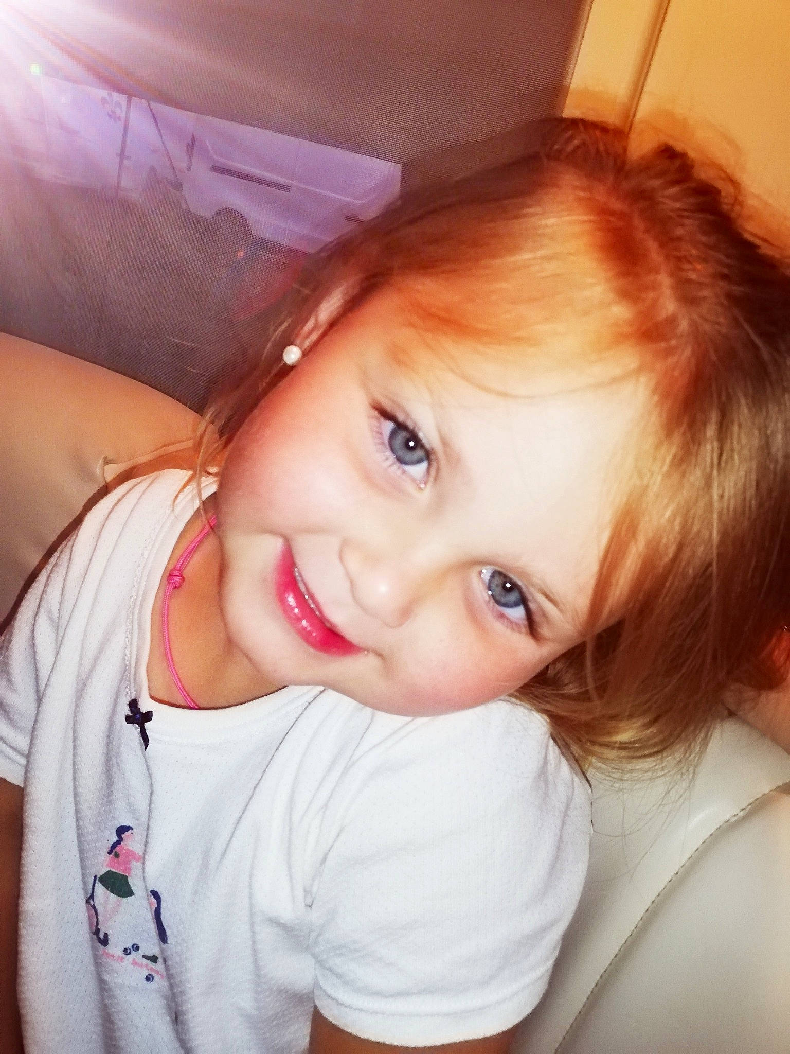 Melly a rejoint le concours — aidez-le/la à gagner de superbes lots ! beauty, blond, cheek, child, chin, cool, eye, eyebrow, face, forehead, hair, hairstyle, head, joy, lip, mouth, nose, person, selfie, skin