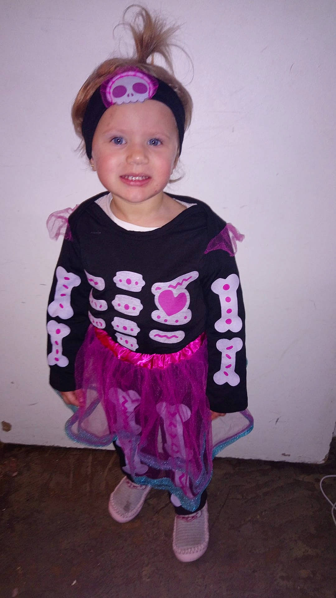 Wendy a rejoint le concours — aidez-le/la à gagner de superbes lots ! baby, baby_toddler_clothing, child, clothing, day_dress, electric_blue, embellishment, eyewear, face, fashion_accessory, goggles, happy, headwear, joy, magenta, pattern, person, pink, purple, sleeve