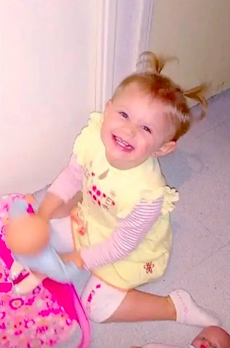 Wendy participe au concours pour gagner de l'argent avec cette photo : baby, baby_toddler_clothing, blond, cheek, child, comfort, curtain, finger, happy, human_leg, joy, knee, leg, magenta, pattern, person, pink, skin, sleeve, smile