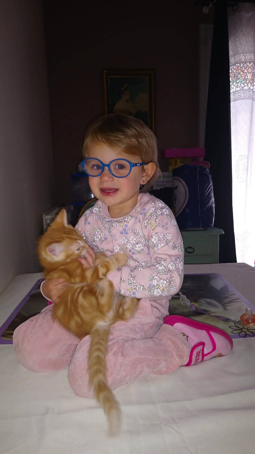 Wendy a rejoint le concours — aidez-le/la à gagner de superbes lots ! carnivore, cat, comfort, companion_dog, curtain, event, eyewear, fawn, felidae, glasses, iris, joy, lap, mammal, person, pink, small_to_medium_sized_cats, smile, toddler, toy