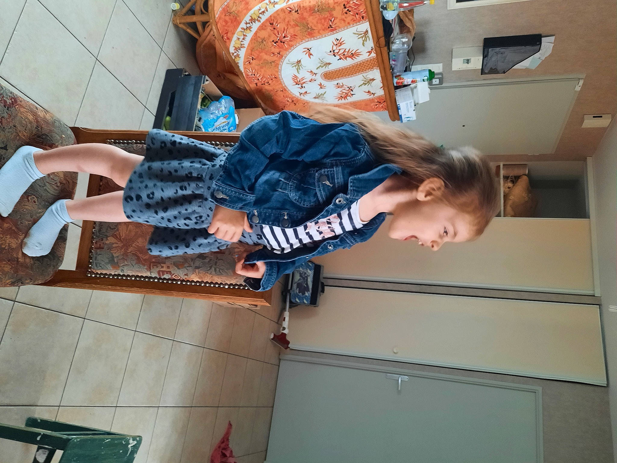 Aélya participe au concours pour gagner de l'argent avec cette photo : denim, elbow, electric_blue, fashion_design, flooring, fun, human_leg, knee, leisure, pattern, person, room, street_fashion, t_shirt, thigh, visual_arts, waist, walking_shoe, wood, wrist