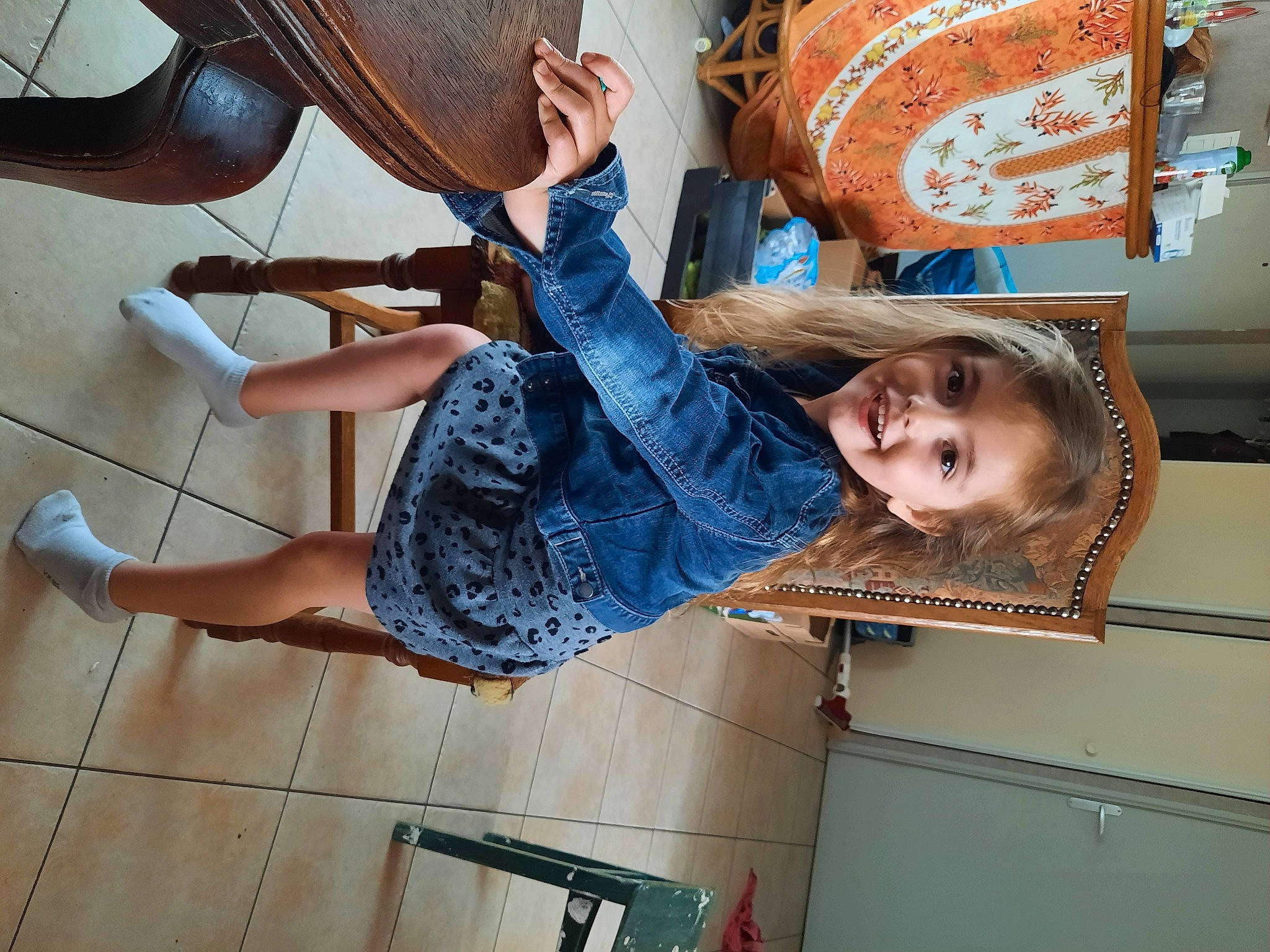 Aélya a rejoint le concours — aidez-le/la à gagner de superbes lots ! denim, dress, flooring, foot, fun, happy, hat, human_leg, joint, joy, knee, leg, leisure, musical_instrument, orange, organ, person, sandal, smile, thigh