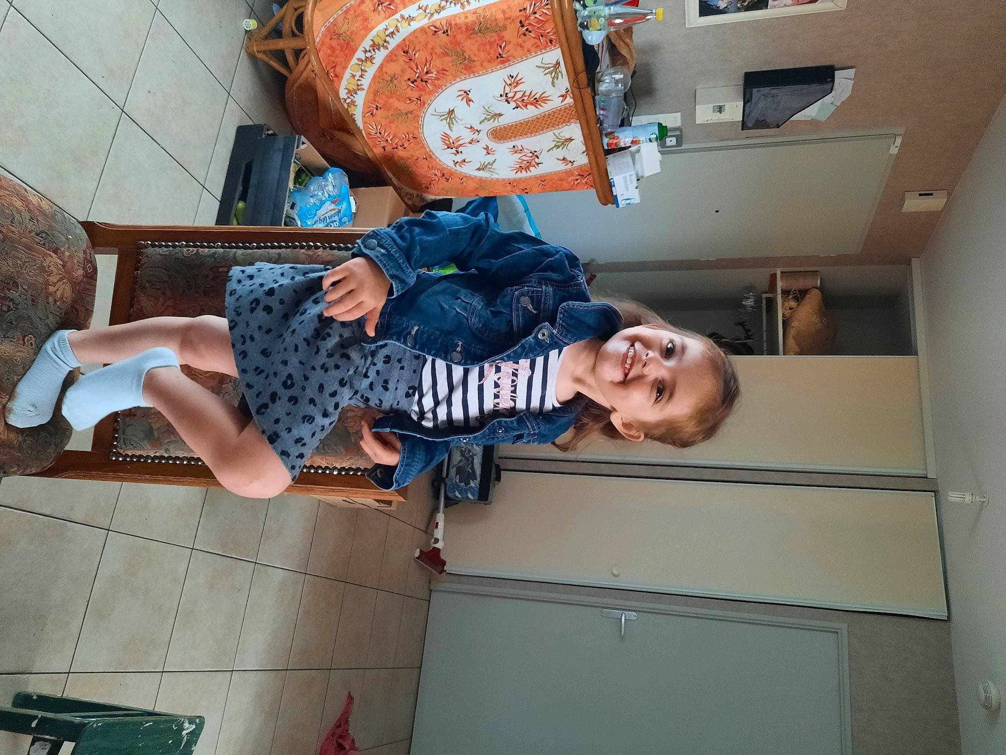 Aélya participe au concours pour gagner de l'argent avec cette photo : denim, elbow, electric_blue, finger, fun, happy, human_leg, joy, knee, leg, person, room, shoulder, smile, street_fashion, t_shirt, thigh, travel, wrist