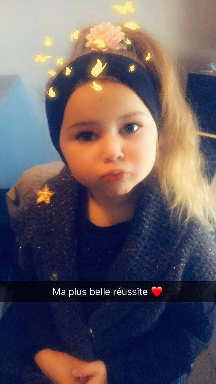 Naomy a rejoint le concours — aidez-le/la à gagner de superbes lots ! beauty, black_hair, blue, cheek, child, cool, eye, eyebrow, face, fashion_accessory, forehead, girl, hair, hair_accessory, hairstyle, head, headgear, human_hair_color, long_hair, person