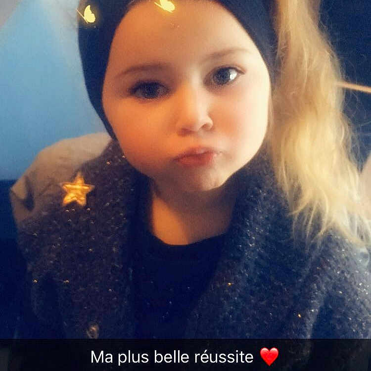 Naomy a rejoint le concours — aidez-le/la à gagner de superbes lots ! beauty, black_hair, blue, cheek, child, cool, eye, eyebrow, face, fashion_accessory, forehead, girl, hair, hair_accessory, hairstyle, head, headgear, human_hair_color, long_hair, person