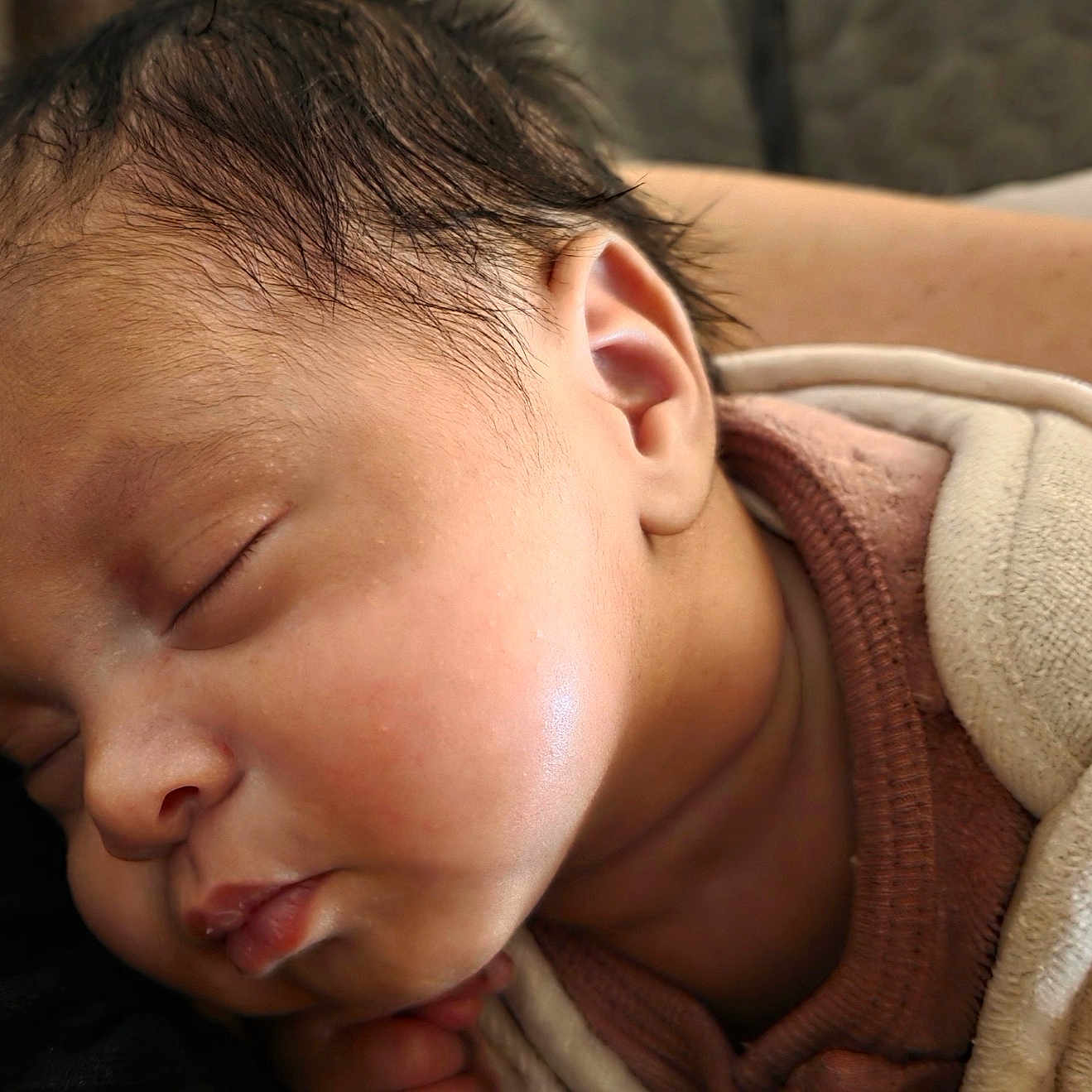 Elikya participe au concours pour gagner de l'argent avec cette photo : baby, blanket, child, closeup, comfort, cozy, cute, face, human, infant, newborn, peaceful, person, portrait, resting, skin, sleeping, soft_light, warm, young