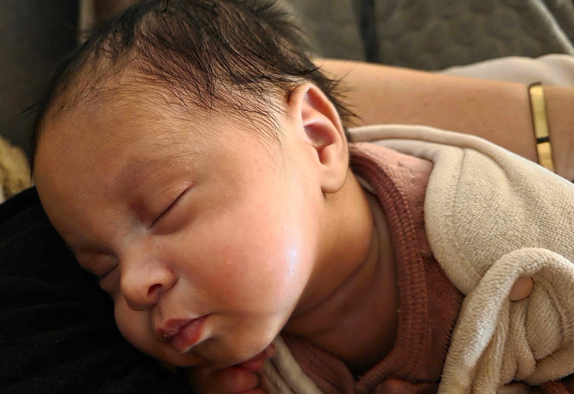 Elikya participe au concours pour gagner de l'argent avec cette photo : baby, sleeping, blanket, closeup, face, infant, cozy, soft_light, peaceful, skin, person, human, newborn, resting, cute, portrait, child, warm, comfort, young