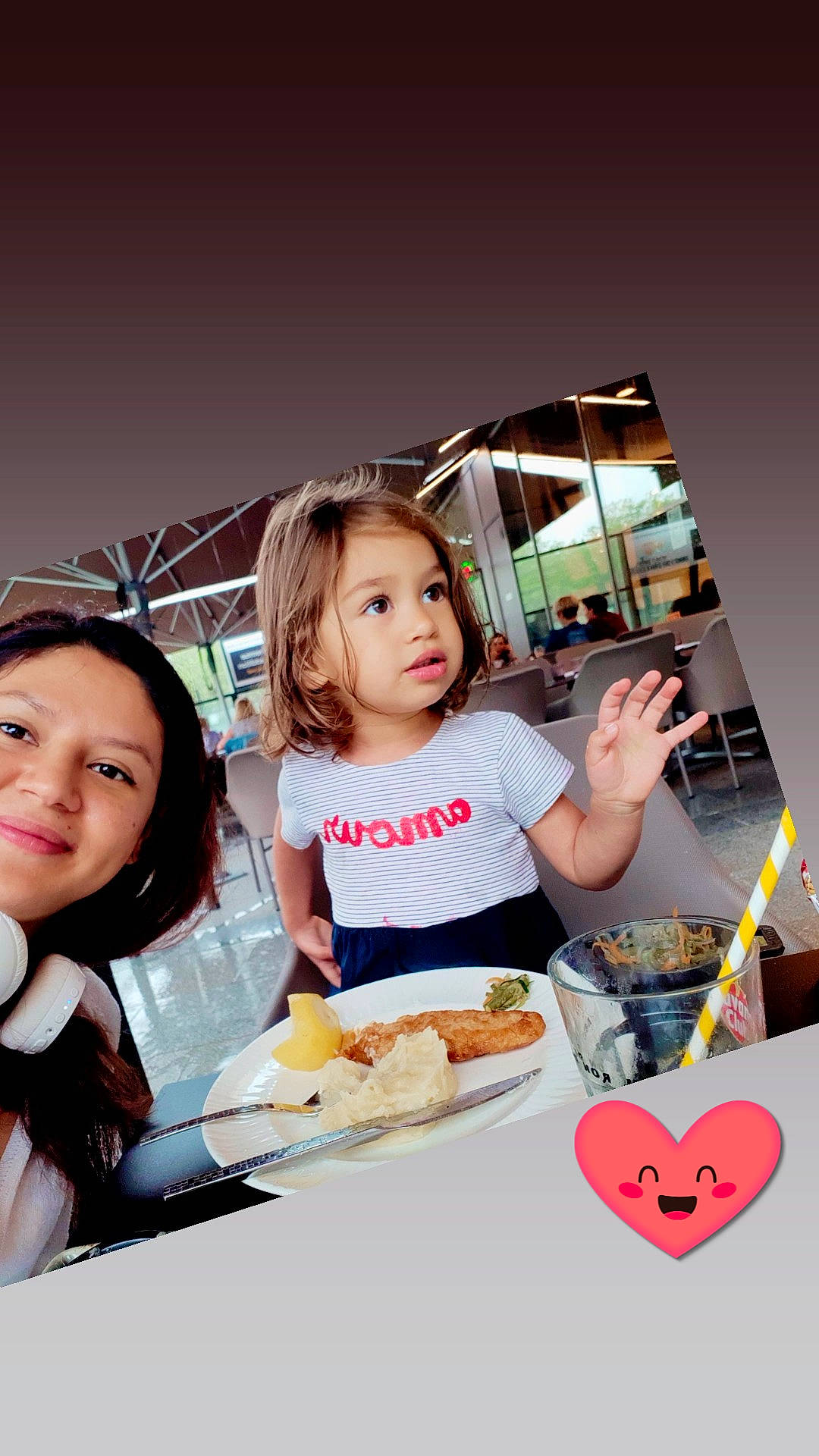 Alyson a rejoint le concours — aidez-le/la à gagner de superbes lots ! chair, child, comfort_food, cuisine, dish, eating, event, fast_food, finger_food, flash_photography, food, food_craving, happy, joy, junk_food, person, plate, recreation, sweetness, t_shirt