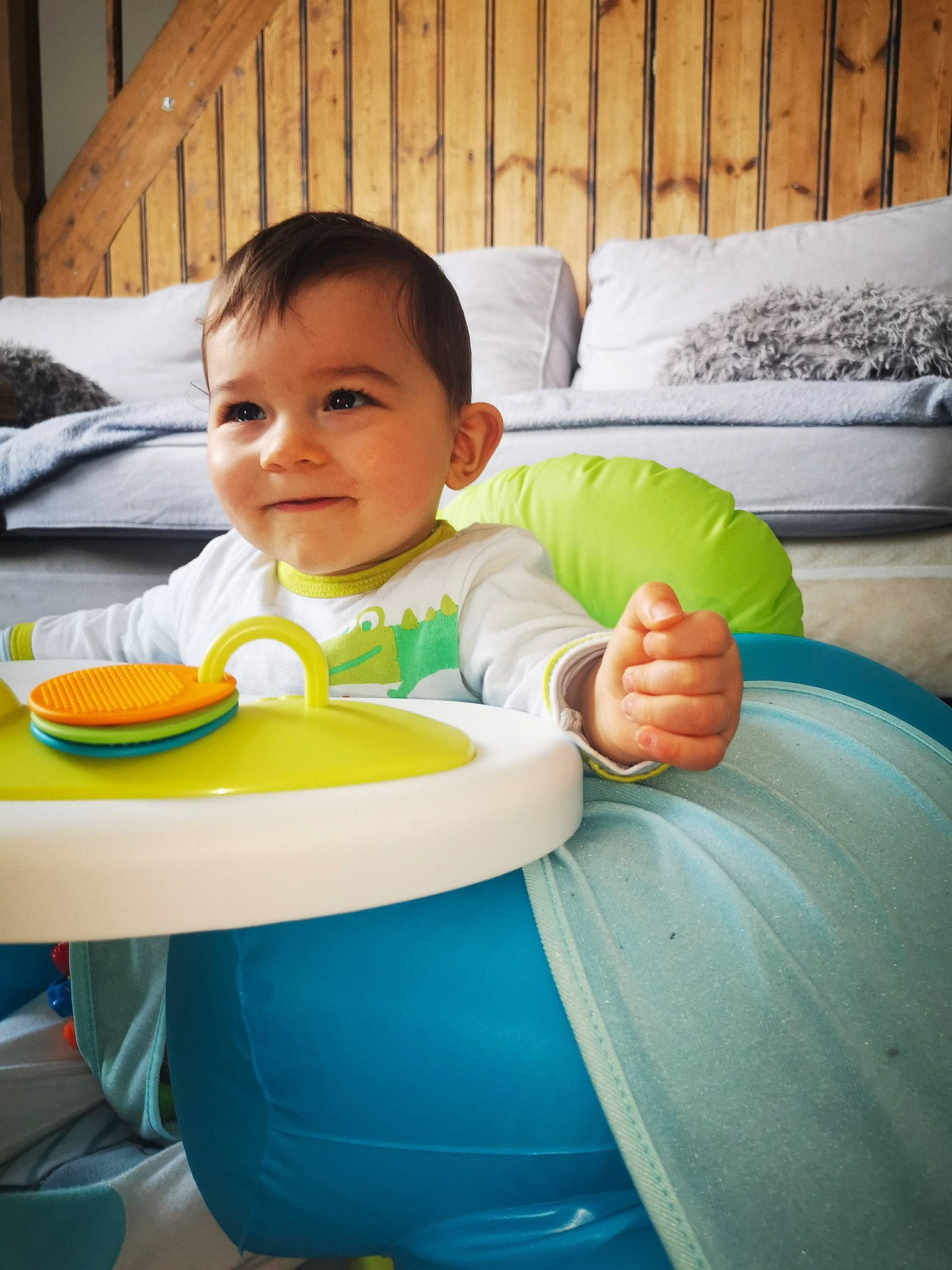 Eden a rejoint le concours — aidez-le/la à gagner de superbes lots ! baby, bowl, child, comfort_food, dishware, eating, food, green, leisure, meal, person, plate, play, sitting, tableware, toddler
