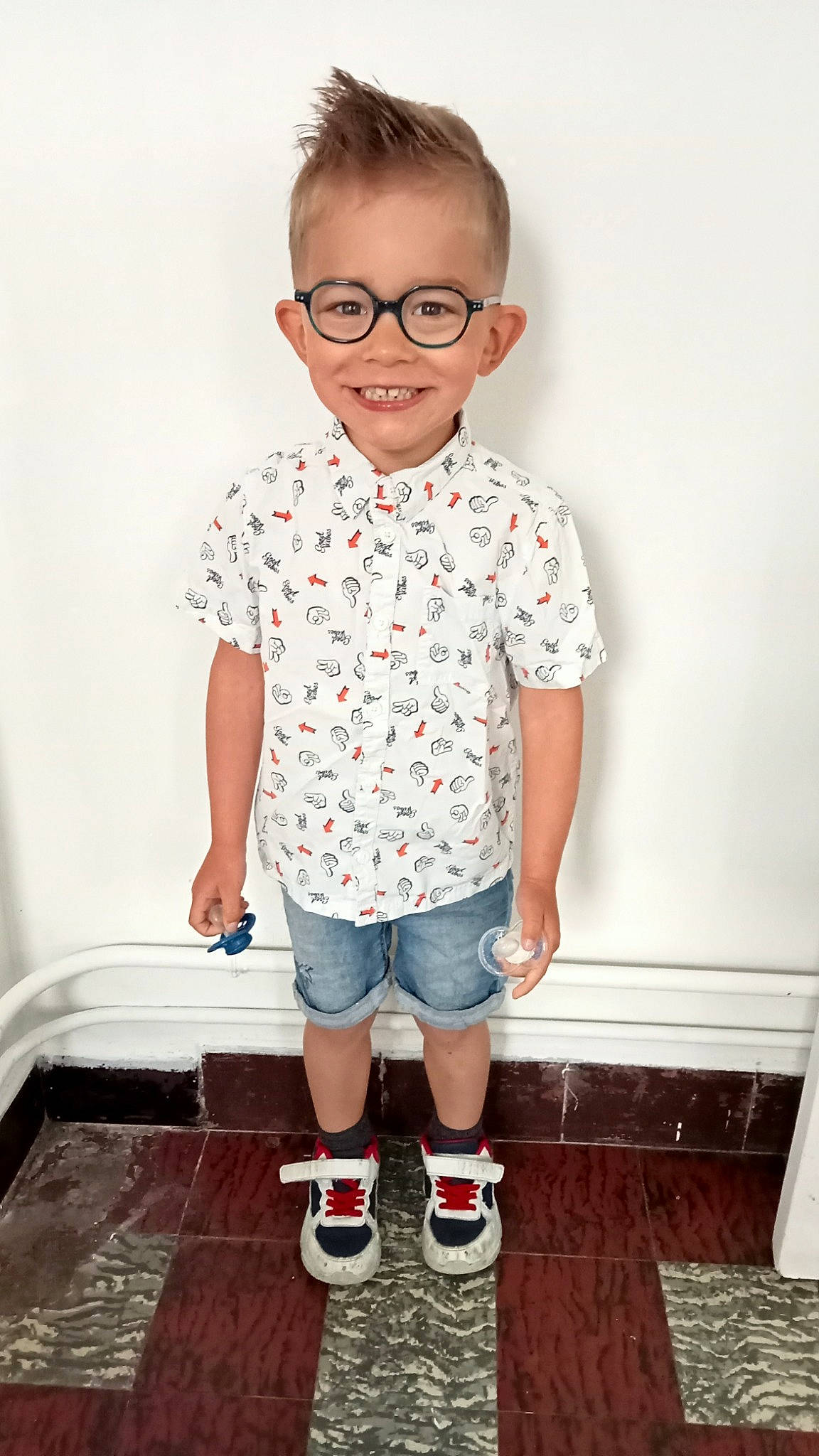 Eden a rejoint le concours — aidez-le/la à gagner de superbes lots ! arm, baby_toddler_clothing, cheek, chin, clothing, eyewear, face, footwear, glasses, hand, joint, joy, leg, neck, person, photograph, shorts, shoulder, skin, sleeve