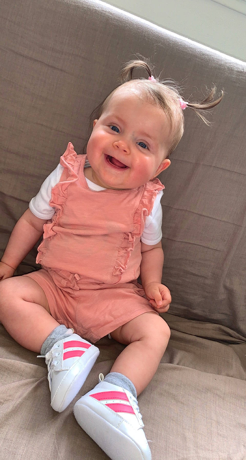 Lyna participe au concours pour gagner de l'argent avec cette photo : baby_toddler_clothing, cheek, eye, finger, hand, happy, human_body, joint, joy, knee, leg, mouth, person, pink, shorts, skin, sleeve, smile, sock, thigh