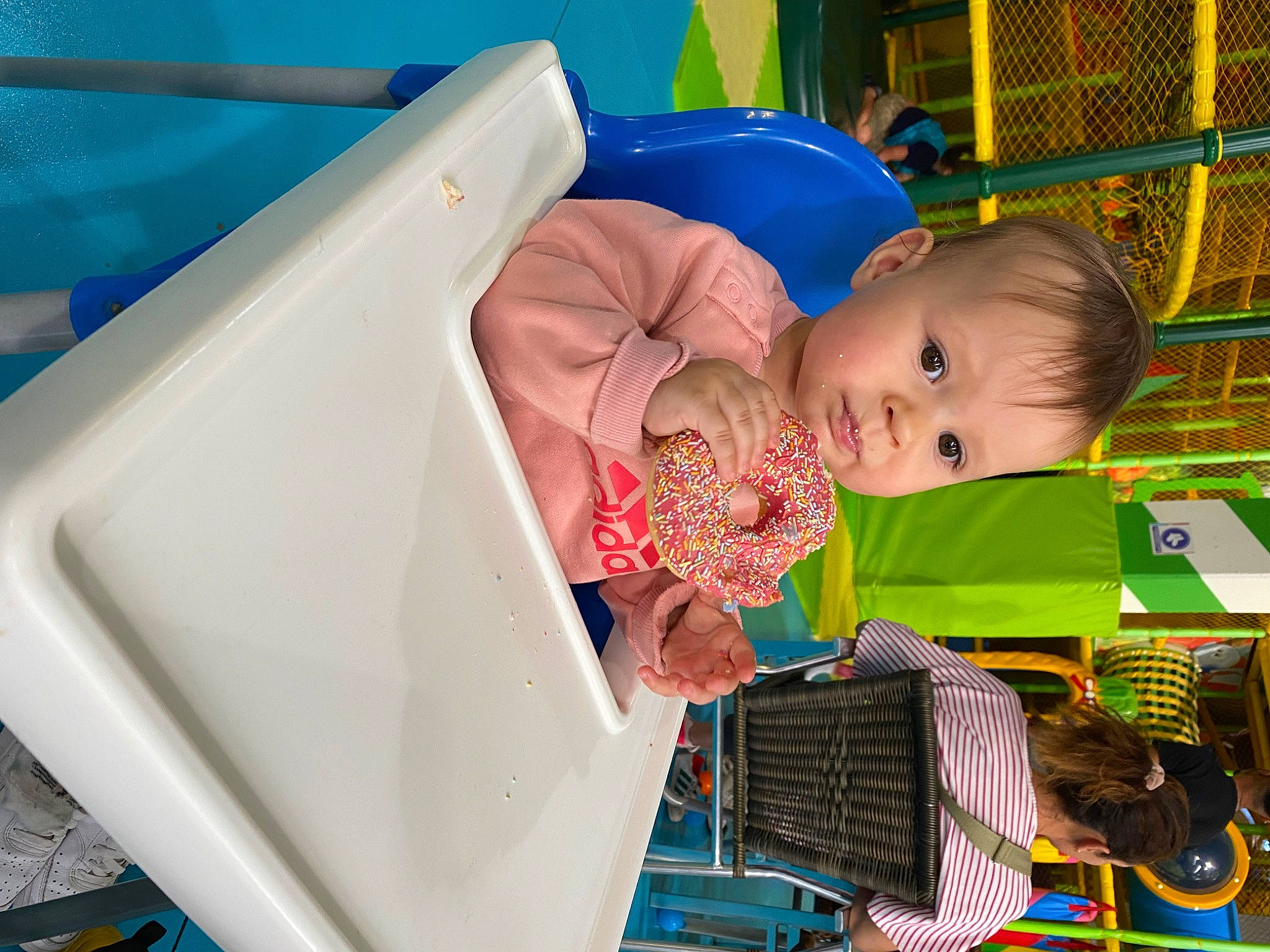 Alba a rejoint le concours — aidez-le/la à gagner de superbes lots ! baby, baby_products, baby_safety, baby_toddler_clothing, baby_toys, bathing, blue, child, comfort, cradle, fun, infant_bed, leisure, person, plastic, play, recreation, room, sitting, toddler